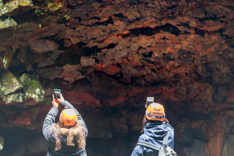 IJsland: kleine groepstour naar Lava CaveTour met trefpunt bij Raufarholshellir Cave