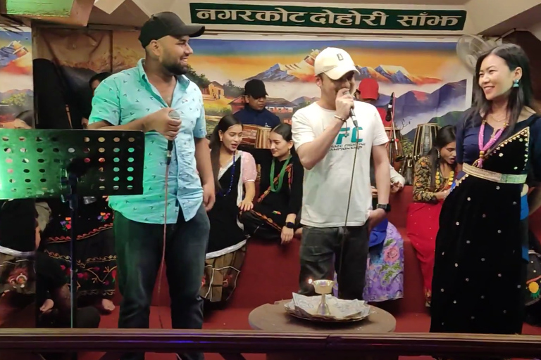 Kathmandu: Women-Only Evening Walk with Dinner and Drinks