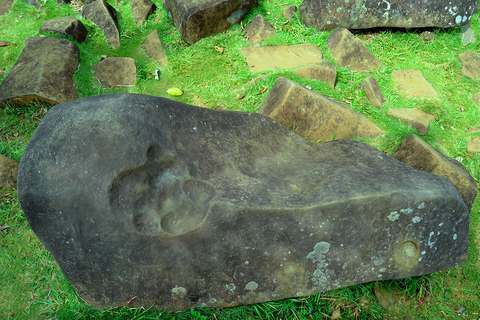 Vanuit Jakarta : Prehistorische berg Padang