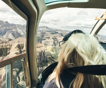 Kananaskis: 30-Minute Heli Tour of Minnewanka Lake and Banff