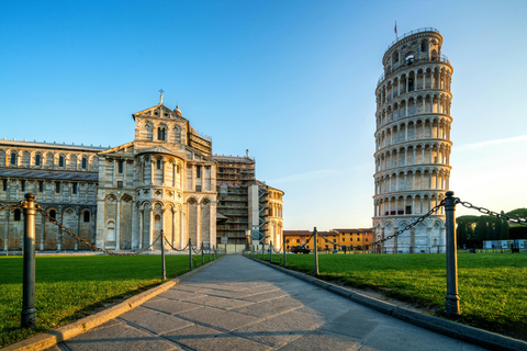 Pisa: Professional photo shoot between the Leaning Tower of Pisa and the historic city PLUS – 40 min | 30 photos