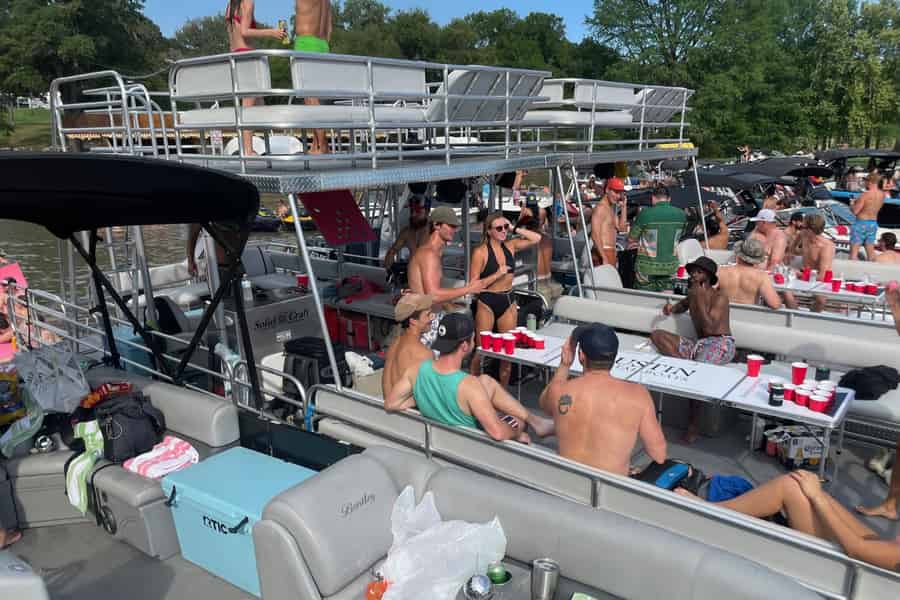 Austin: Doppeldecker-Barge mit Rutsche auf dem Lake Austin. Foto: GetYourGuide Austin: Doppeldecker-Barge mit Rutsche auf dem Lake Austin. Foto: GetYourGuide