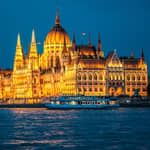 Budapest: crociera turistica notturna con drink di benvenuto