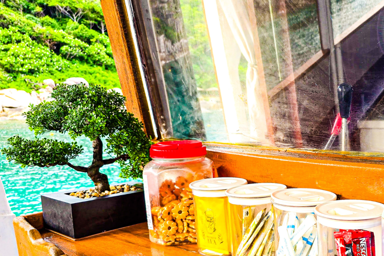 Ko Tao: Vintage Boat-Small Group Snorkeling Day Trip w/Meals