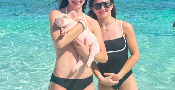 Nassau: Swimming Pigs and Turtles Boat Tour with Snorkeling