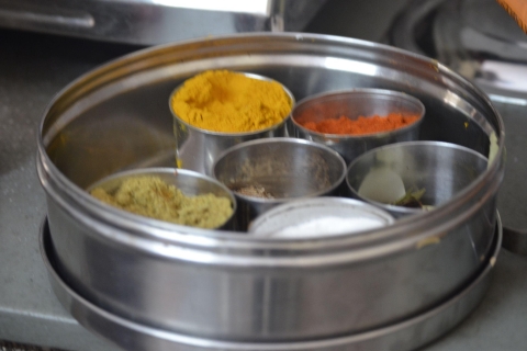 Jaipur: Clase de cocina con una familia local (vegetariana y no vegetariana)