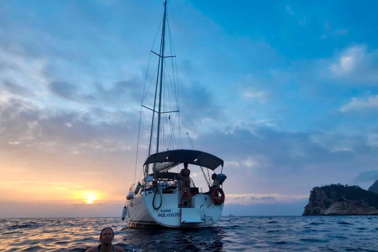 Ibiza : Excursion en bateau au coucher du soleil avec apéritifs gastronomiques et champagneExcursion en bateau au coucher du soleil à Ibiza avec apéritifs gourmands et champagne