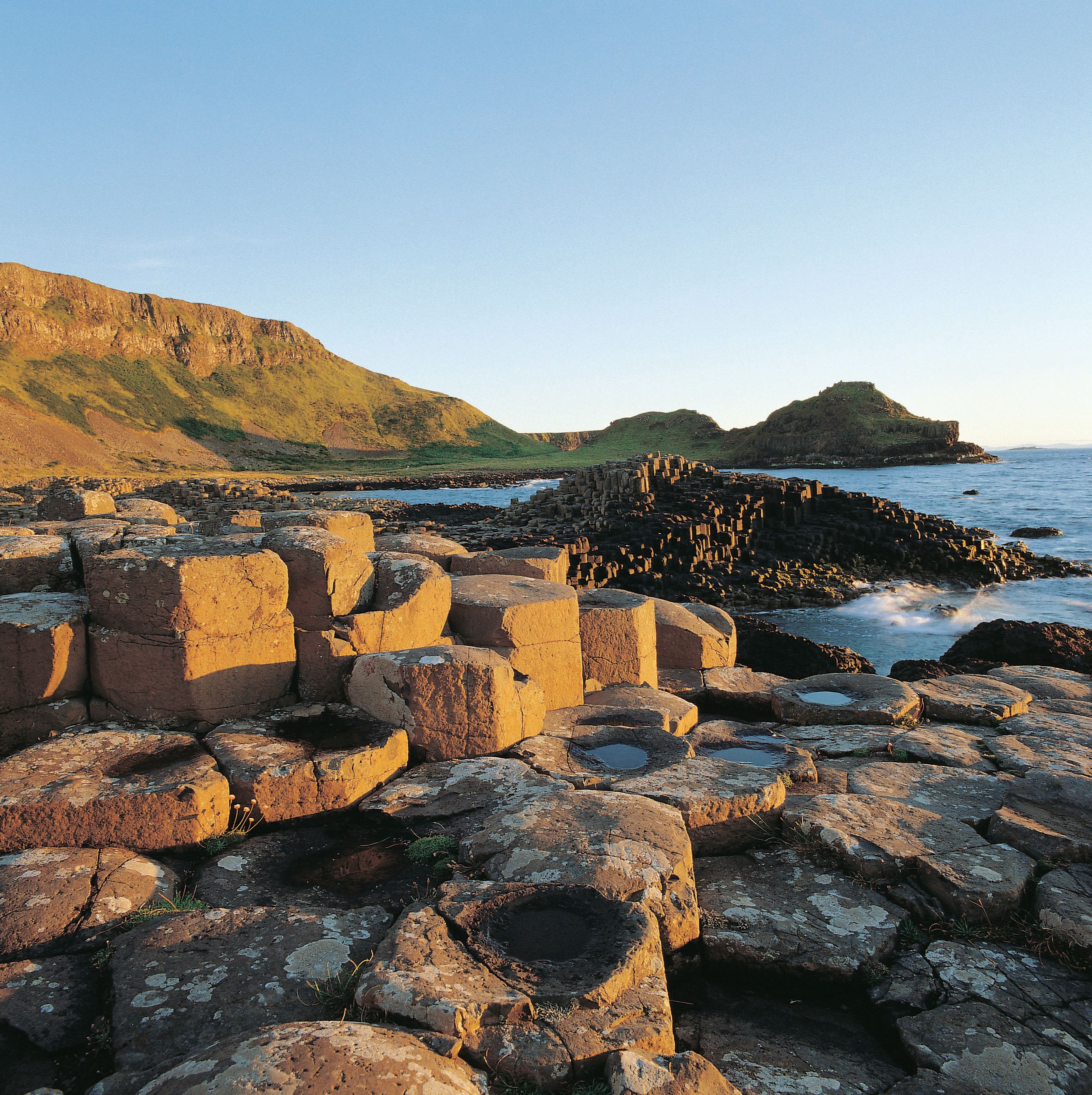 Ab Belfast: Tagestour zum Giant's Causeway (Bus mit extra viel Beinfreiheit)