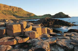 Ab Belfast: Tagestour zum Giant's Causeway (Bus mit extra viel Beinfreiheit)