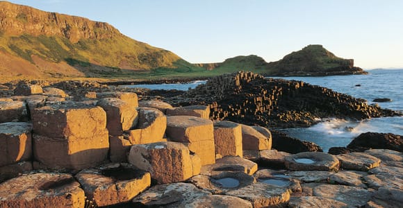 Ab Belfast: Tagestour zum Giant's Causeway (Bus mit extra viel Beinfreiheit)