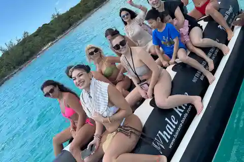 Nassau: Swimming Pigs and Turtles Boat Tour with Snorkeling