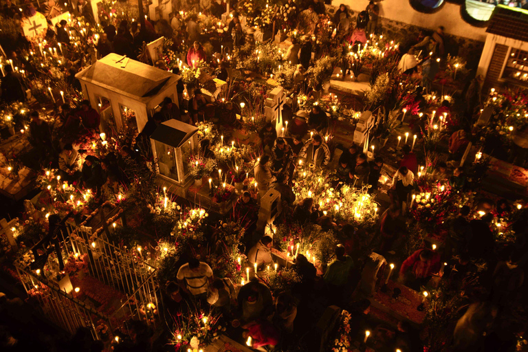 The Last Night: Farewell at the Tlalixtac and San Felipe Cemeteries The Last Night: Farewell in the Cemeteries of Tlalixtac and San Felipe