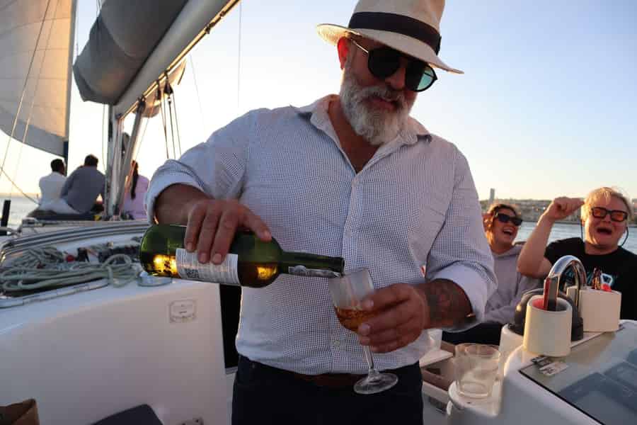 Segeln bei Sonnenuntergang in Lissabon – Kleingruppe (max. 10 Personen) Wein & Geschichte. Foto: GetYourGuide Segeln bei Sonnenuntergang in Lissabon – Kleingruppe (max. 10 Personen) Wein & Geschichte. Foto: GetYourGuide