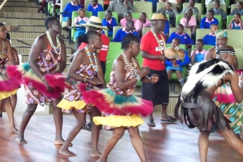 Desde Nairobi: Excursión y Espectáculo de Danzas Culturales Bomas de Kenia