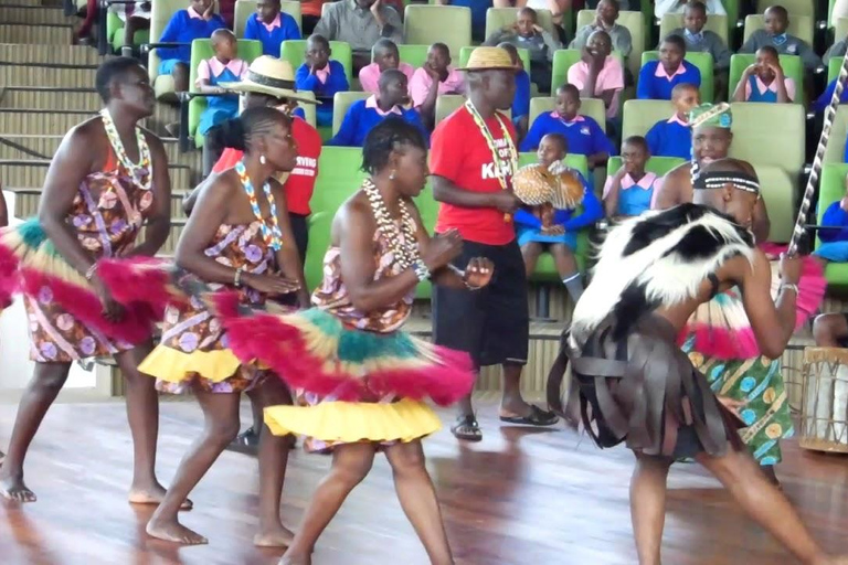 Desde Nairobi: Excursión y Espectáculo de Danzas Culturales Bomas de Kenia