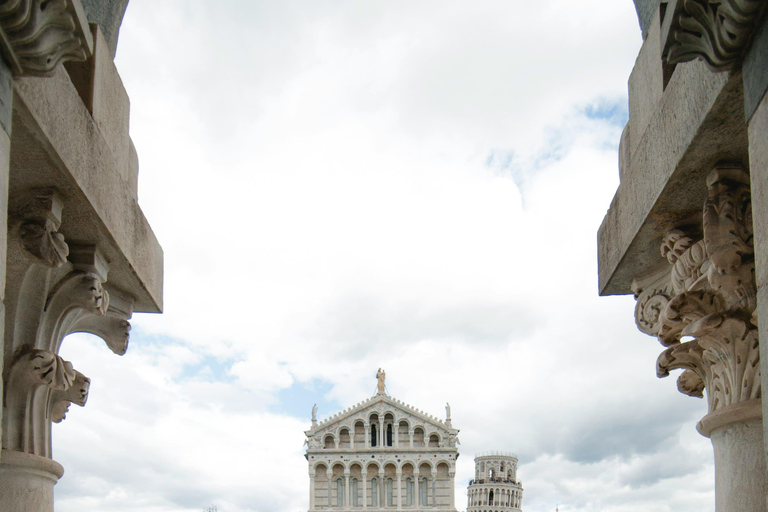 Pisa: Professional photo shoot between the Leaning Tower of Pisa and the historic city PLUS – 40 min | 30 photos