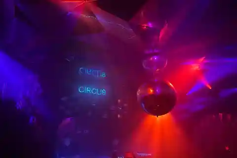 Melbourne: Kick on Club VIP Nighclub tour St Kilda