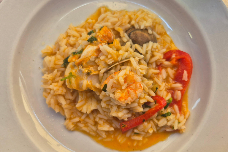 Tour gastronómico em pequenos grupos em Lisboa: coma e beba como um localTour gastronómico com guia inglês