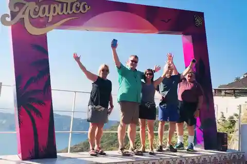 4-6-GODZINNY DZIEŃ ZABAWY W ACAPULCO Z POKAZEM NURKÓW, LUNCH NA PLAŻY