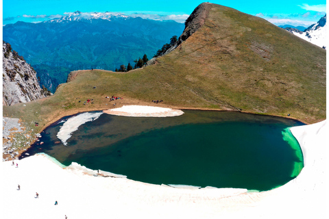 Caminhada guiada até o lago do dragão na montanha Tymfi