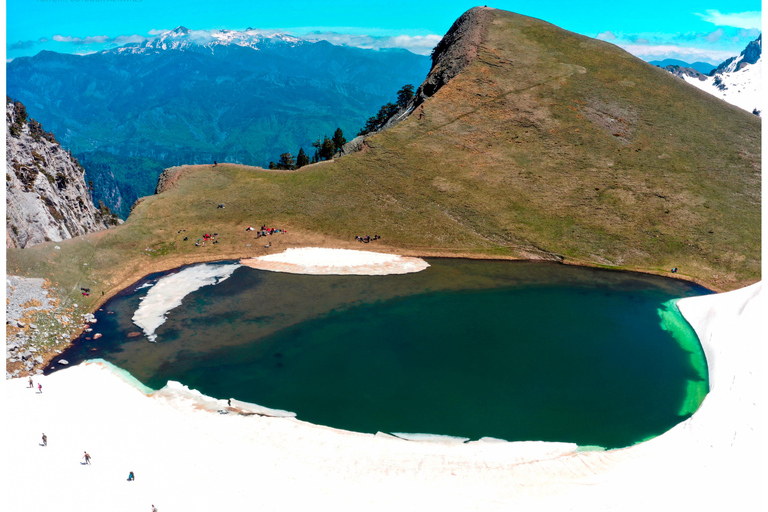 Caminhada guiada até o lago do dragão na montanha Tymfi