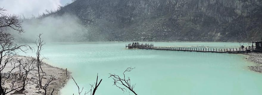 Jakarta : Volcan, Pont Suspendu et Source Chaude