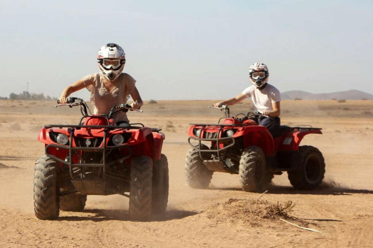 Agafay-Wüste: Quad-Bike, Mittagessen und BadeabenteuerTag in der Agafay-Wüste: Quadfahren, Mittagessen und Badespaß