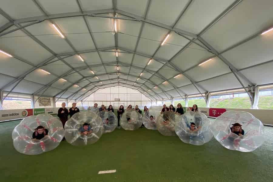 Budapest: Bubble-Fußball-Erlebnis mit Bier. Foto: GetYourGuide Budapest: Bubble-Fußball-Erlebnis mit Bier. Foto: GetYourGuide