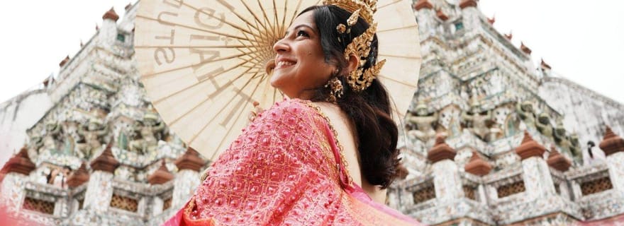 Maquillage et coiffure traditionnels thaïlandais et séance photo à Wat Arun