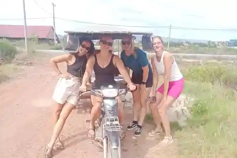 Viagem com tuk tuk local ao campo e à quinta de pimentos...