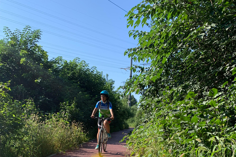 Ciclismo en la ribera con un nativo