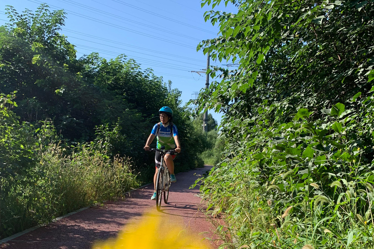 Ciclismo en la ribera con un nativo