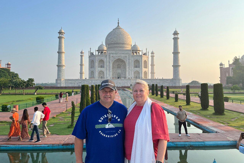 Depuis Delhi : Excursion d'une journée au Taj Mahal et à Agra en train expressTrain de 2ème classe, voiture, guide, billets d'entrée et repas