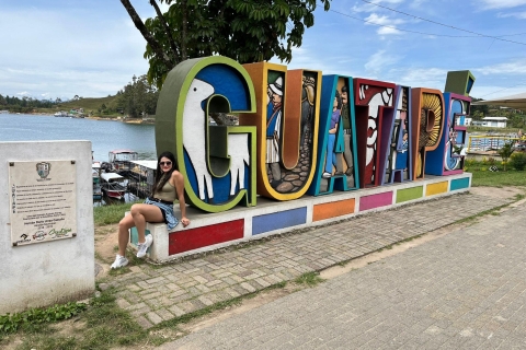 Wycieczka po mieście/jeziorach Guatape i wędrówka do El Peñol RockGuatape i miasto Peñol (wycieczka spersonalizowana)