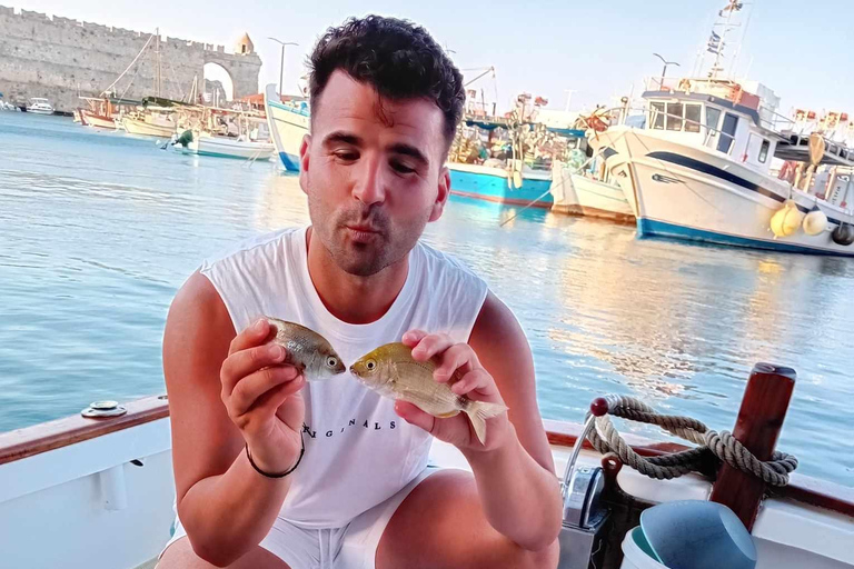 Rodas: Excursión de pesca con barbacoa y baño