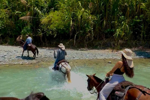 Medellín: Horseback Riding, Glamping, & Finca 360° view Stay