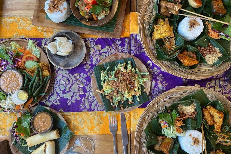Ubud: Gianyar Night Market Food Tour with up to 17+ Tastings Tour with Transfer from Central Ubud