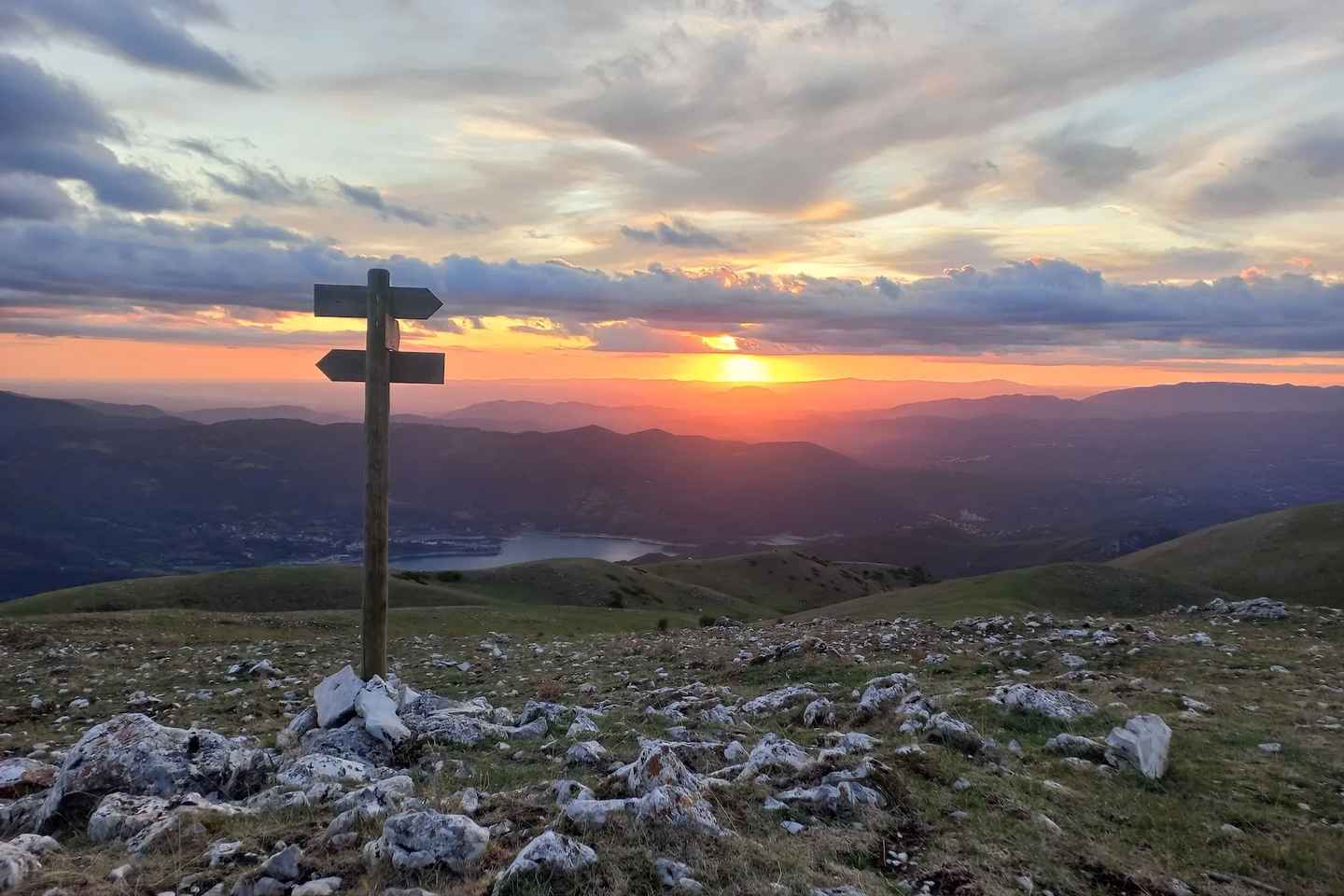 Tramonto in vetta: escursione al tramonto sul Monte Navegna con guida