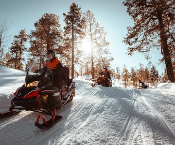 Saariselkä: Paseo en moto de nieve con bebidas calientes