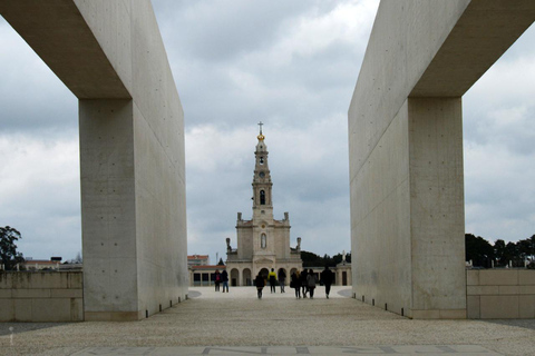 Private transfer from Porto to Lisbon (or vice versa) with up to 4 cultural stops Porto to Lisbon (or Lisbon to Porto) Private Tour with 2 Stops