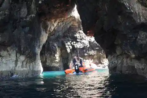 Boat Trip and Jeep Tour with Lunch in Arrábida