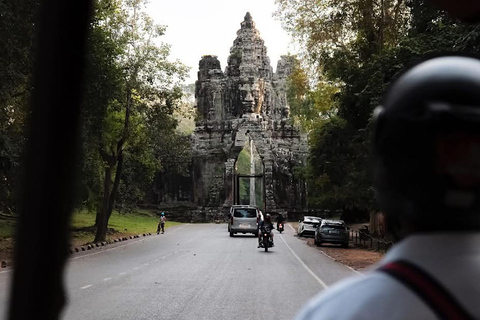 Siem Reap: Private Angkor Wat Tuk-Tuk Tour in Spanish Angkor Wat Sunset & Small Circuit (Spanish-Speaking Guide)