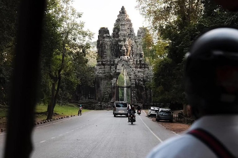 Siem Reap: Private Angkor Wat Tuk-Tuk Tour in Spanish Angkor Wat Sunset & Small Circuit (Spanish-Speaking Guide)