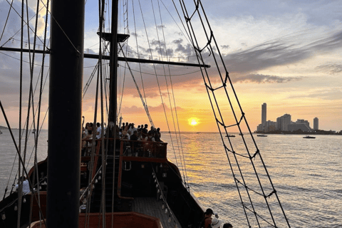 Zonsondergang over de baai in Phantom Boat