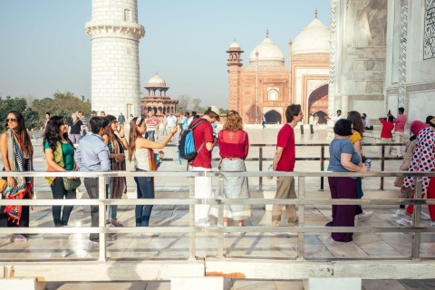 Agra: Taj Mahal: wycieczka z przewodnikiem bez kolejki i transferem samochodemAgra: wycieczka samochodem z kierowcą, przewodnikiem i wejściem do pomnika