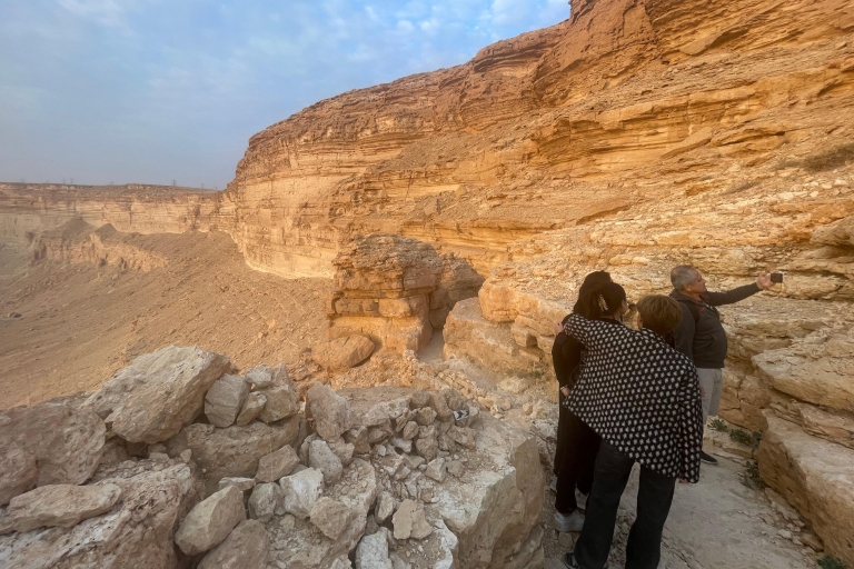 Riyadh: Explore beautiful landscapes through ancient trails Tour guide for historical significance at Edge of The World