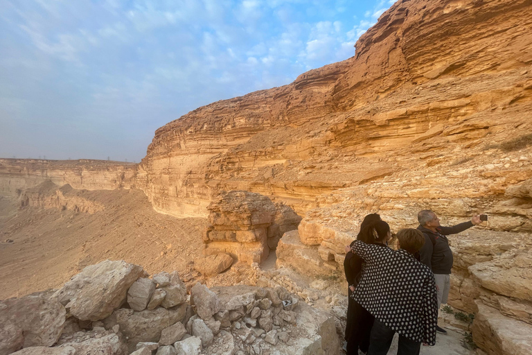 Riyadh: Explore beautiful landscapes through ancient trails Tour guide for historical significance at Edge of The World