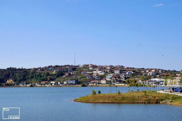 Découvrez Berat et le lac Belshi : Une journée d&#039;excursion pittoresque au départ de Tirana