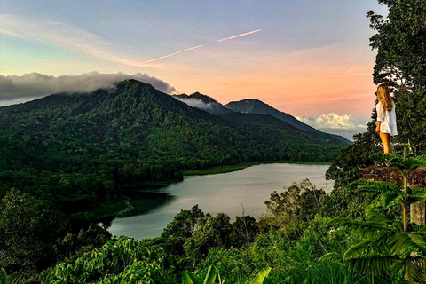 Munduk: Twin Lake Jungle Wandeling, Ulun Danu Tempel, &amp; WatervalTour met trefpunt bij Twin Lake, Munduk