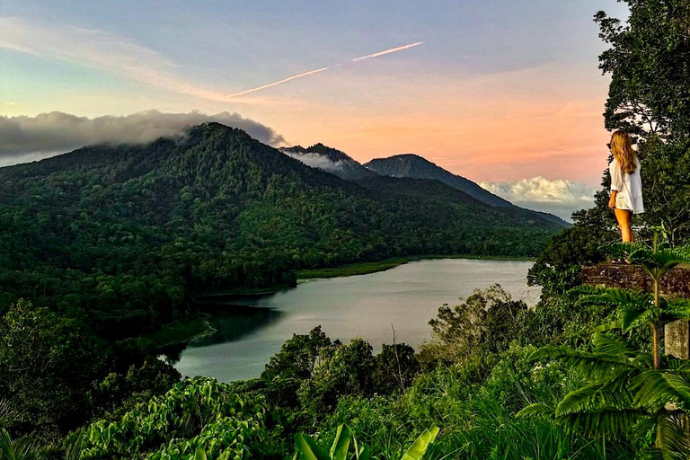 Munduk: Twin Lake Jungle Wandeling, Ulun Danu Tempel, &amp; WatervalTour met trefpunt bij Twin Lake, Munduk